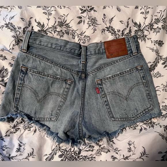 Levis cut off Jean shorts - Picture 2 of 2